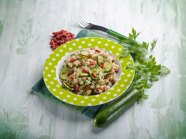 Risotto con zucchine e bacche di goji — Foto Stock