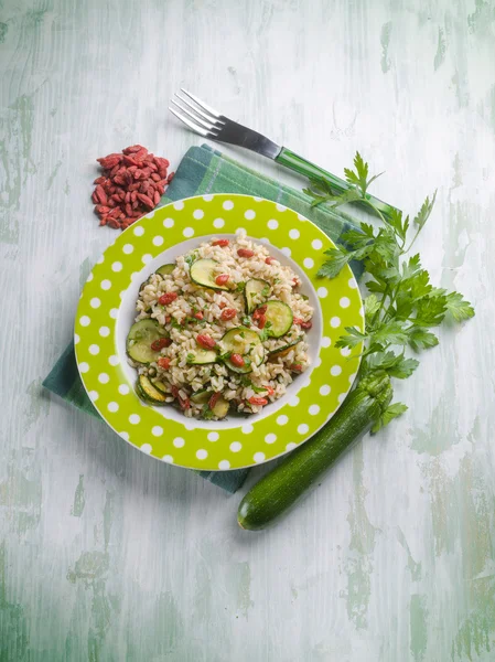 Risotto met courgettes en goji bessen — Stockfoto