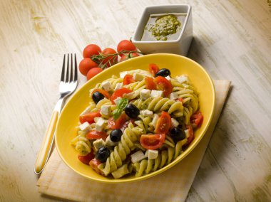 pesto beyaz peynir domates ve Siyah Zeytin ile makarna salatası