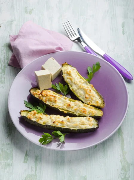 Zucchinis rellenos de queso de tofu, comida vegetariana — Foto de Stock