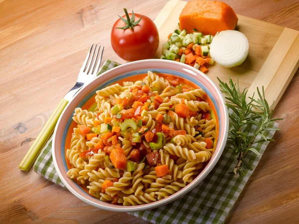 Fusilli med zucchinis morötter och färska tomater — Stockfoto