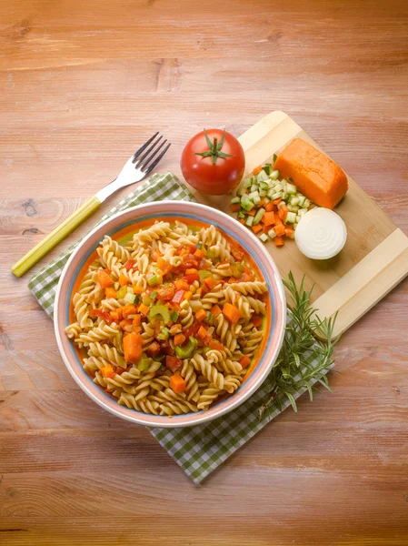 Fusilli with zucchinis carrots and fresh tomatoes — Stock Photo, Image