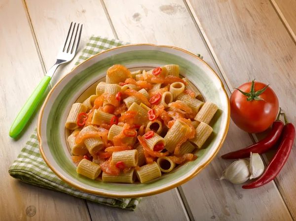 Integrale Pasta mit frischen Tomaten und scharfer Chilischote — Stockfoto