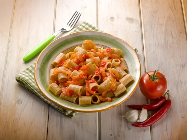 Macarrão integral com tomates frescos e pimenta quente — Fotografia de Stock