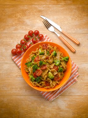 ayrılmaz makarna brokoli ve taze domates ile