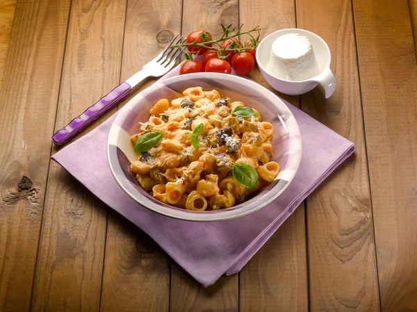 Nudeln mit Auberginen Tomaten Ricotta und Parmesan — Stockfoto