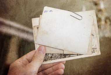 Vintage kağıt kartı elinde