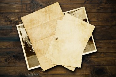 Eski kağıt ve tahta üzerindeki harfler ile antika arka plan