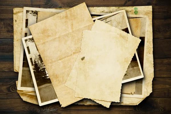 Vintage bakgrund med gamla papper och brev på trä — Stockfoto