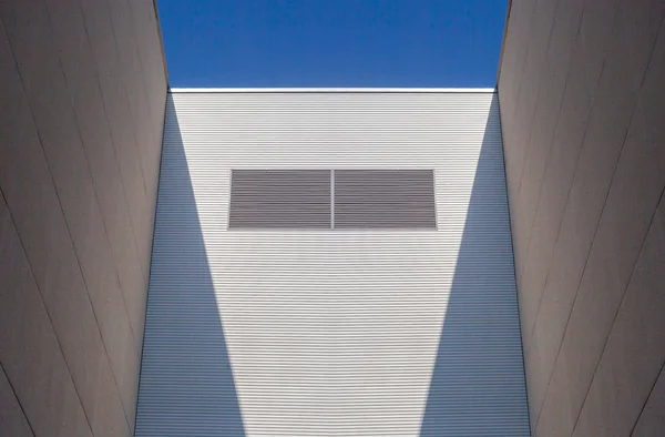 Edificio blanco y cielo azul — Foto de Stock