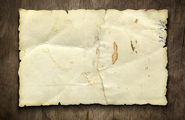 Hoja de papel vieja sobre tabla de madera —  Fotos de Stock