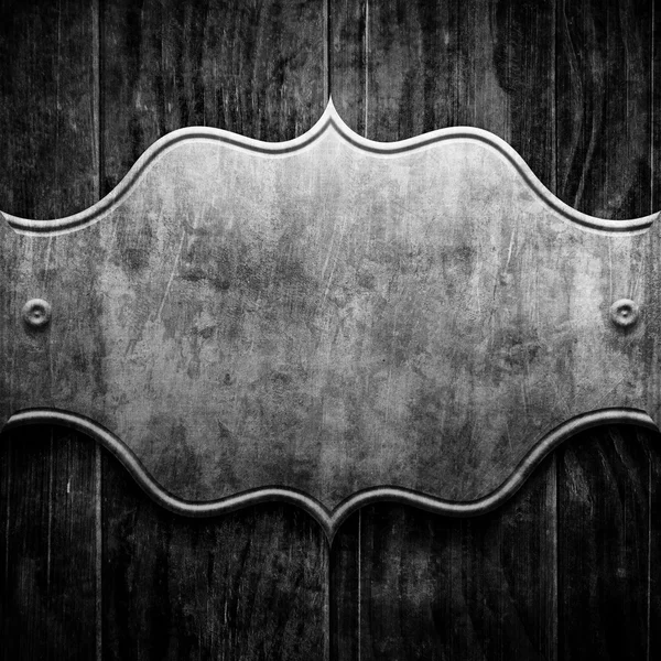 Metalltafel auf schwarzem Holz — Stockfoto