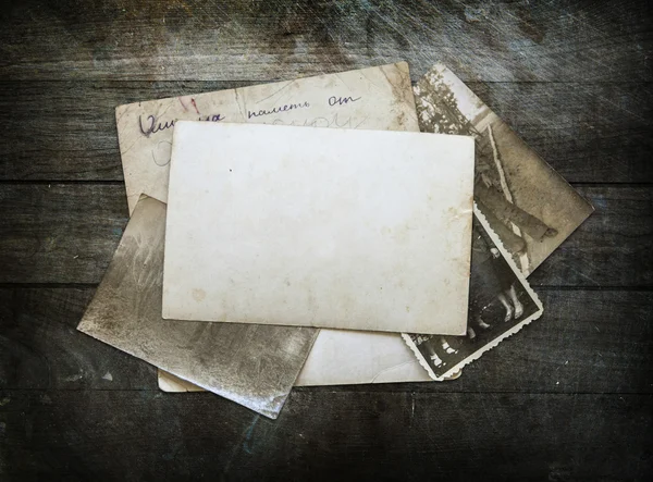 Eski kağıt ve tahta üzerindeki harfler ile antika arka plan