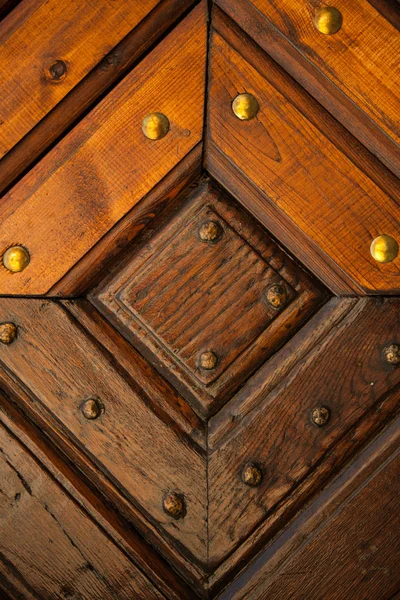 Vecchia struttura della porta in legno con chiodi in metallo — Foto Stock