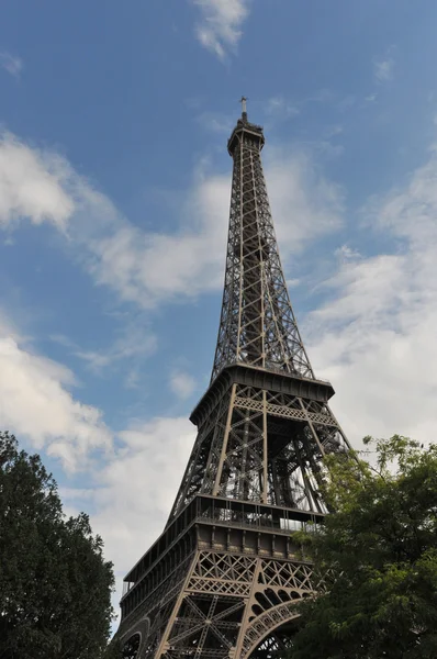 Mavi bir gökyüzü ile Paris'te Eyfel Kulesi — Stok fotoğraf