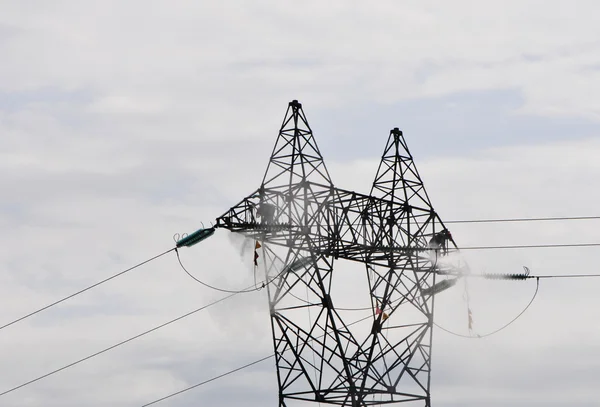Elektriska Pylon rengöring av två killar — Stockfoto