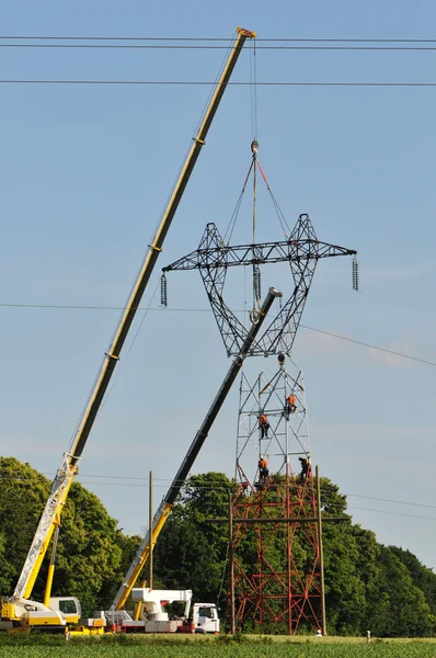 Changement de plateau électrique avec deux grues — Photo