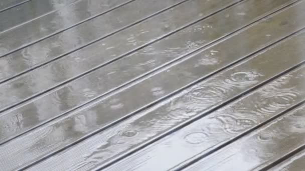 Regentag auf einer Holzterrasse — Stockvideo