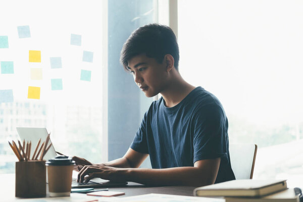 Молодой студент-коллаж с помощью компьютера и мобильного устройства изучает онлайн. Образование и онлайн обучение. 