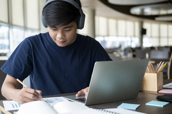 Młody Student Collage Pomocą Komputera Urządzenia Mobilnego Studiuje Online Edukacja — Zdjęcie stockowe