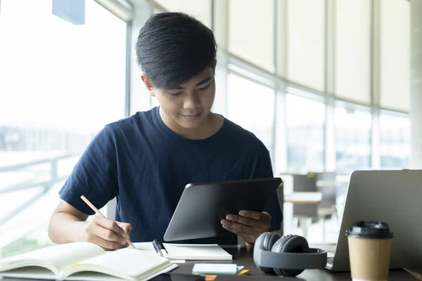 Joven Estudiante Collage Usando Computadora Dispositivo Móvil Estudiando Línea Educación —  Fotos de Stock