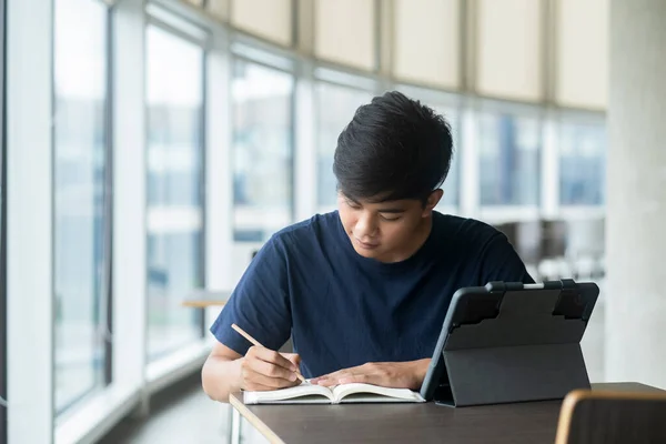 Joven Estudiante Collage Usando Computadora Dispositivo Móvil Estudiando Línea Educación —  Fotos de Stock