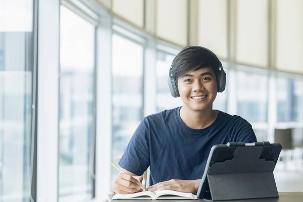 Joven Estudiante Collage Usando Computadora Dispositivo Móvil Estudiando Línea Educación — Foto de Stock