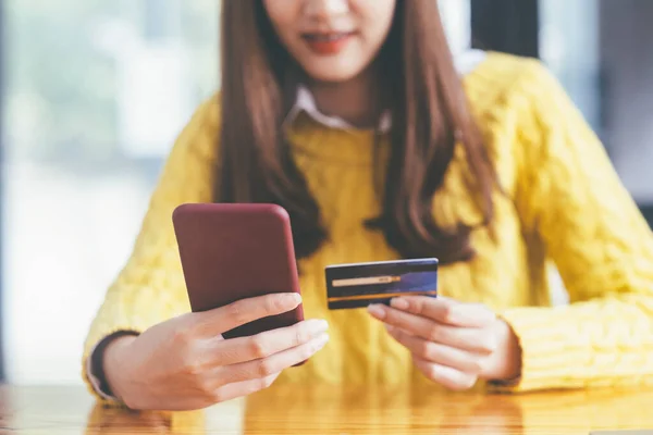 Affärs Online Shopping Koncept Närbild Händer Som Håller Kreditkort Och — Stockfoto