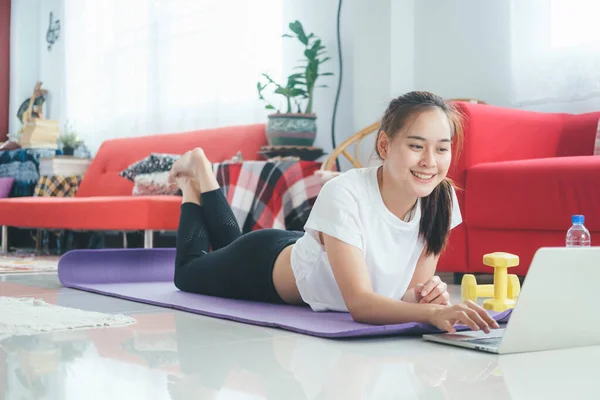 Mutlu Kadın Evinde Oturma Odasında Yapacağı Egzersiz Için Bilgisayarda Özel — Stok fotoğraf