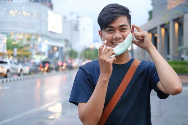 Joven Durante Aislamiento Pandémico Ciudad Quitando Máscara Cara Coronavirus Nuevo — Foto de Stock