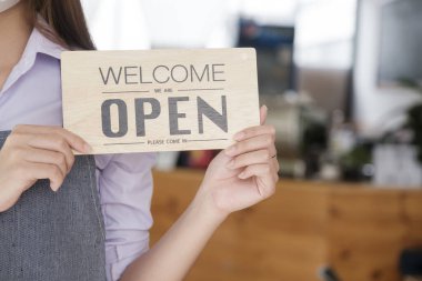 Kafe açık metni, modern kafedeki cam kapıya asılmış, kafeterya restoranı, perakende satış mağazası, küçük işletme sahibi konsepti.