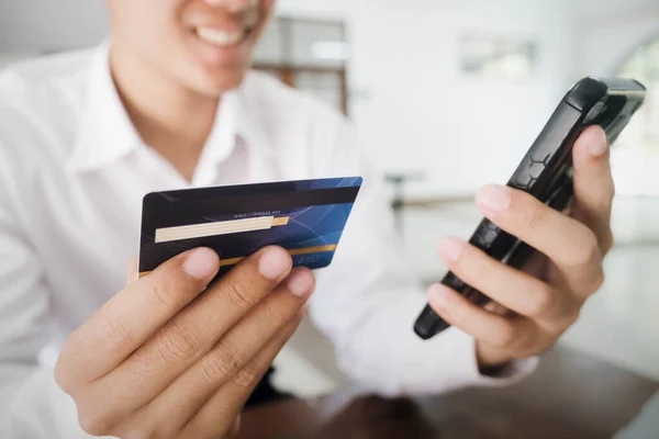 ビジネスオンラインショッピングやオンラインバンキング クレジットカードでのオンラインショッピング — ストック写真