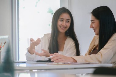 Genç girişimci iş adamları yeni proje yatırımını tartışmak için beyin fırtınası toplantısı yapıyorlar.