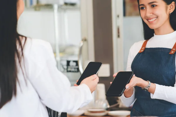 Zufriedene Kunden Bezahlen Handy Mit Kontaktloser Technologie Mobiles Bezahlen Großaufnahme — Stockfoto