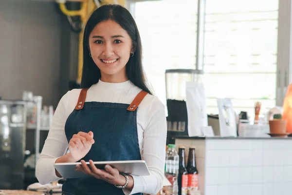 Porträt Einer Kleinunternehmerin Die Ein Digitales Tablet Benutzt Und Café — Stockfoto