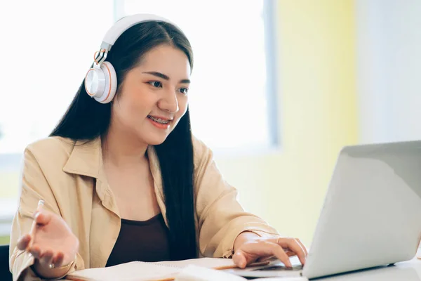 Estudante Colagem Jovem Usando Computador Dispositivo Móvel Estudando Online Educação — Fotografia de Stock