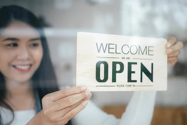 Propriétaire Petite Entreprise Souriant Tout Tournant Panneau Pour Réouverture Endroit — Photo