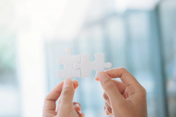 Handen Die Legpuzzels Vasthouden Bedrijfspartnerschap Teamwork — Stockfoto