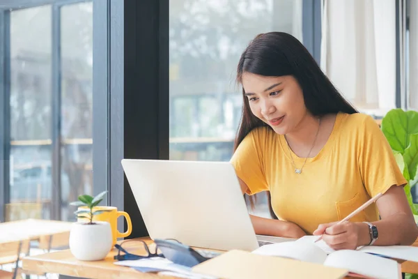 Unga Collage Student Med Hjälp Dator Och Mobil Enhet Studerar — Stockfoto