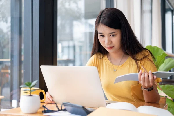 Unga Collage Student Med Hjälp Dator Och Mobil Enhet Studerar — Stockfoto