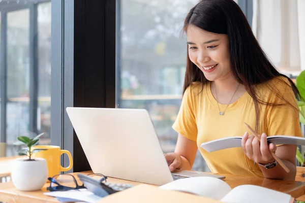 Unga Collage Student Med Hjälp Dator Och Mobil Enhet Studerar — Stockfoto