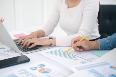 Genç girişimci iş adamları yeni proje yatırımını tartışmak için beyin fırtınası toplantısı yapıyorlar.