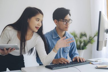 Programcı Geliştirici Takım Geliştirme Web Sitesi tasarımı ve yazılım şirketinin ofisinde çalışan kodlama teknolojileri.