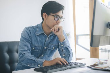 Programcılar ve geliştiriciler yazılım kodluyor ve geliştiriyor.