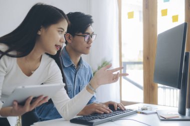 Programcı Geliştirici Takım Geliştirme Web Sitesi tasarımı ve yazılım şirketinin ofisinde çalışan kodlama teknolojileri.