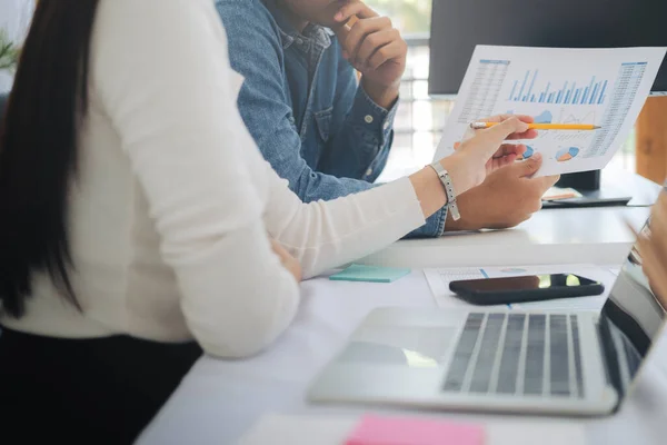 Jovens Empresários Startup Trabalho Equipe Brainstorming Reunião Para Discutir Novo — Fotografia de Stock