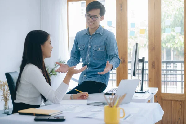 Jovens Empresários Startup Trabalho Equipe Brainstorming Reunião Para Discutir Novo — Fotografia de Stock