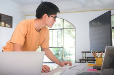 Programcılar ve geliştiriciler yazılım kodluyor ve geliştiriyor.