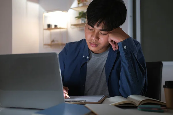 Sleepy Uitgeput Collage Jongeman Werken Overuren Kantoor Bureau Met Zijn — Stockfoto