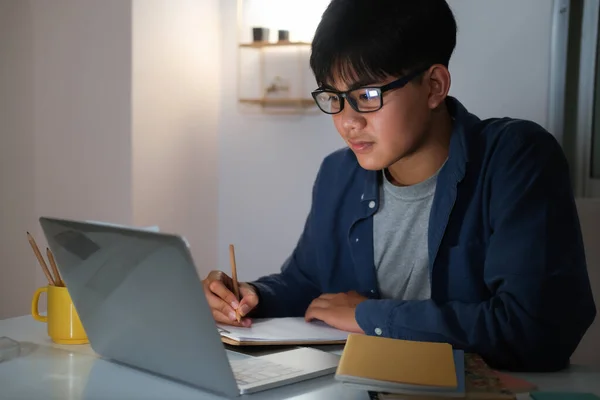 Jovem Colagem Homem Aprendendo Online Noite Sua Casa — Fotografia de Stock